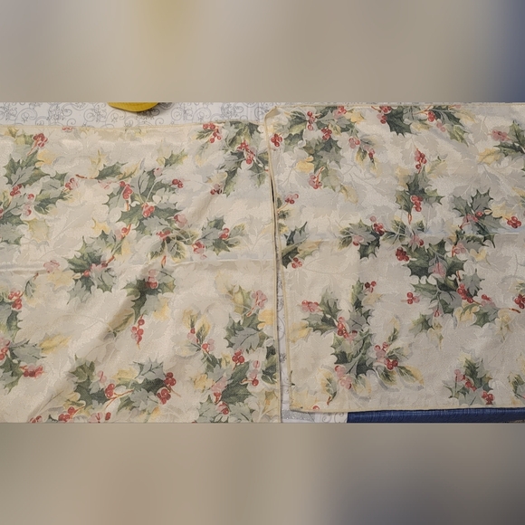 Ivory Holly Tablecloth + 6 napkins - Picture 6 of 6